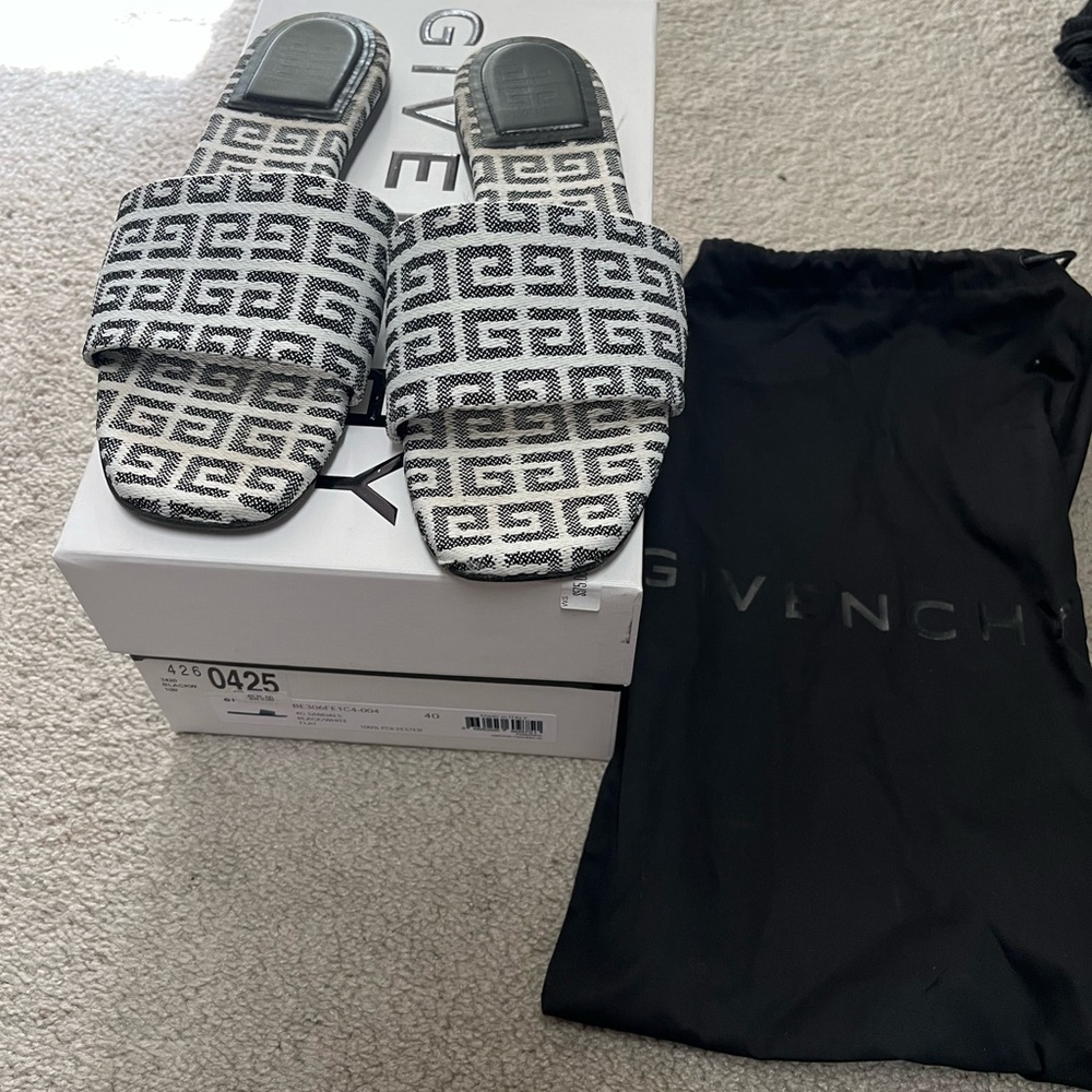 Givenchy 4g flat sandals